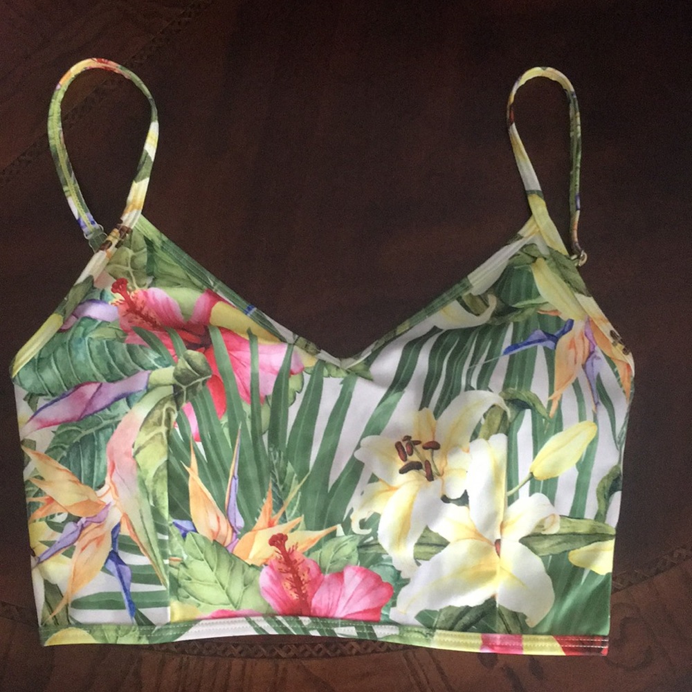 Nwot v crop M tropical floral FTO